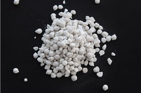 到了冬天，很多市政和單位采購(gòu)融雪劑，那么讓我們來(lái)了解下融雪劑和工業(yè)鹽的區(qū)別